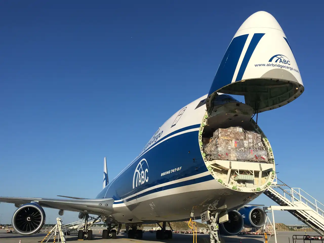 Boeing 747 Frachtmaschine mit offener Nase